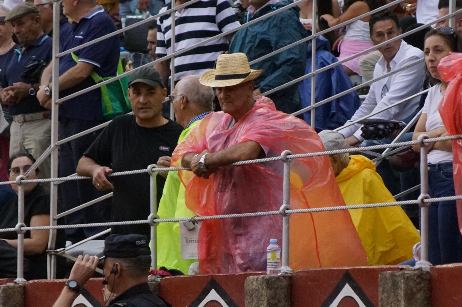 Expectación por ver los caballos de rejoneo en La Glorieta: imágenes del ambiente en los tendidos y en el patio de cuadrillas