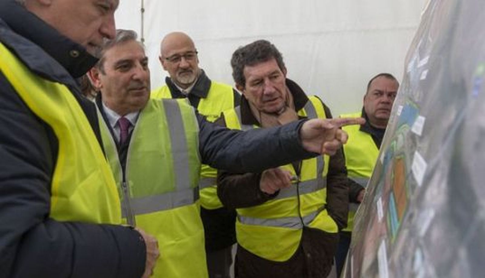 Visita de Puerto del alcalde de Salamanca Carlos García Carbayo junto con el consejero de Movilidad y Transformación Digital de la Junta de Castilla y León, José Luis Sanz. Foto ICAL 