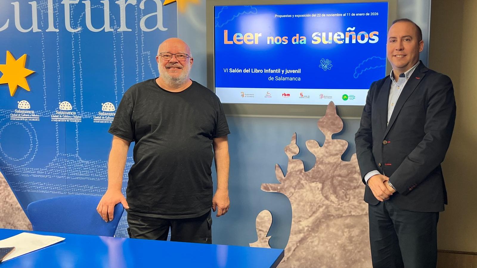 El concejal de Educación, Luis Sánchez Arévalo junto con Fernando Saldaña en la presentación de VI edición del Salón del Libro Infantil y Juvenil