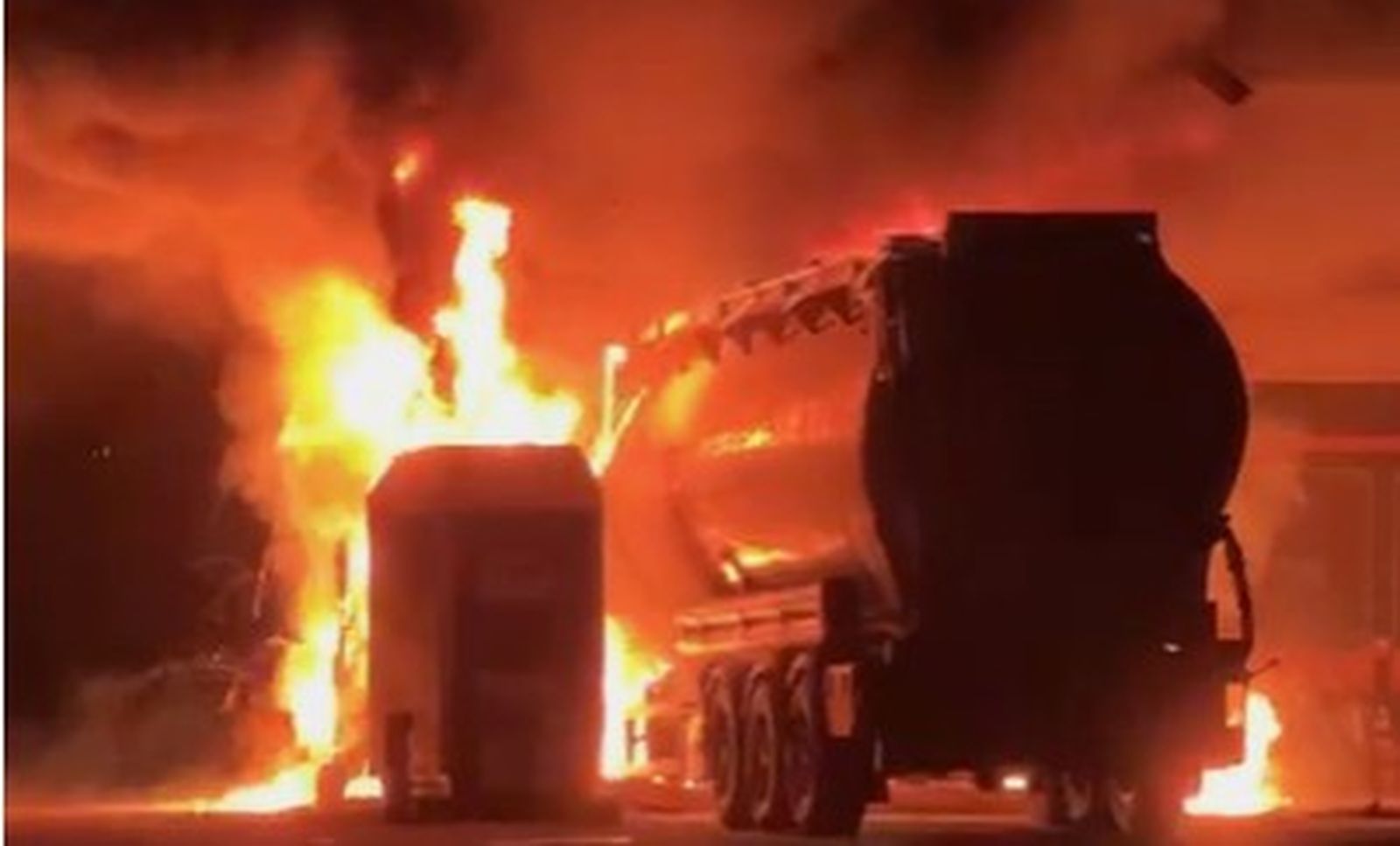 Arde un camión mientras repostaba en Ciudad Rodrigo