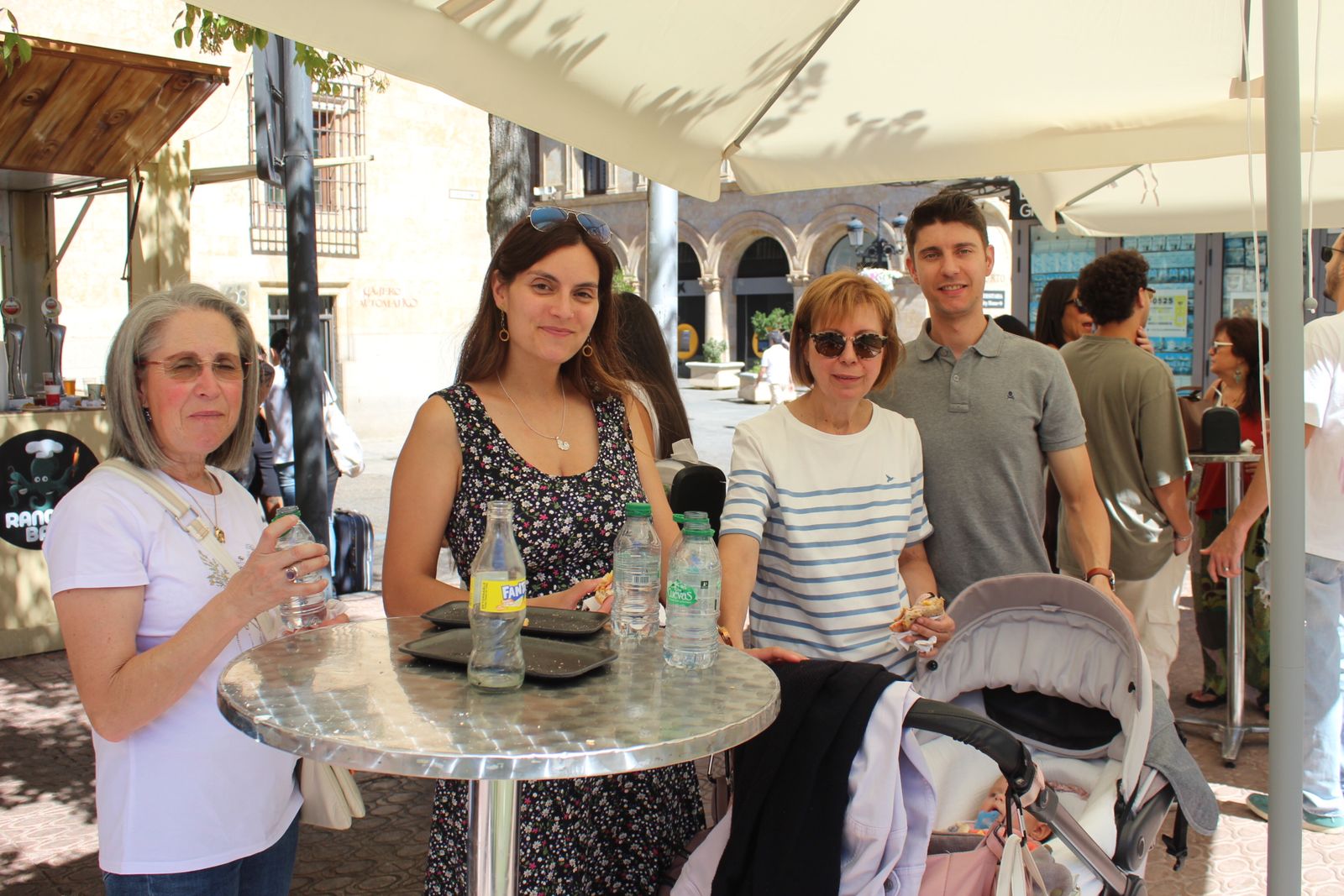 Ambiente en la Feria de Día en el mediodía de este domingo