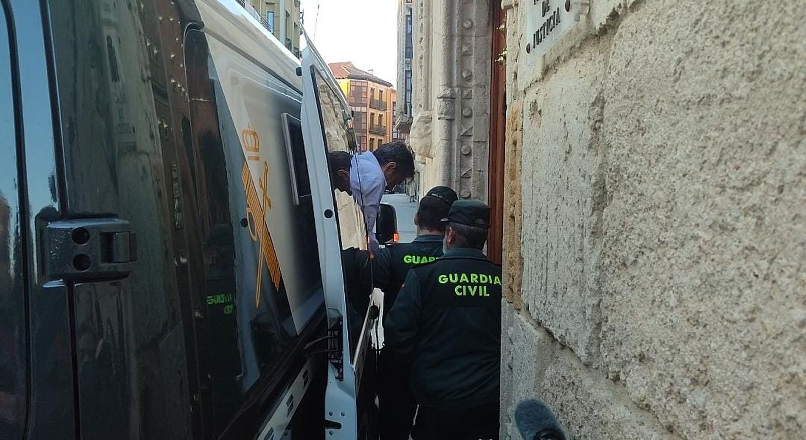 El acusado de presuntas violaciones a seis niñas entra en los juzgados este miércoles