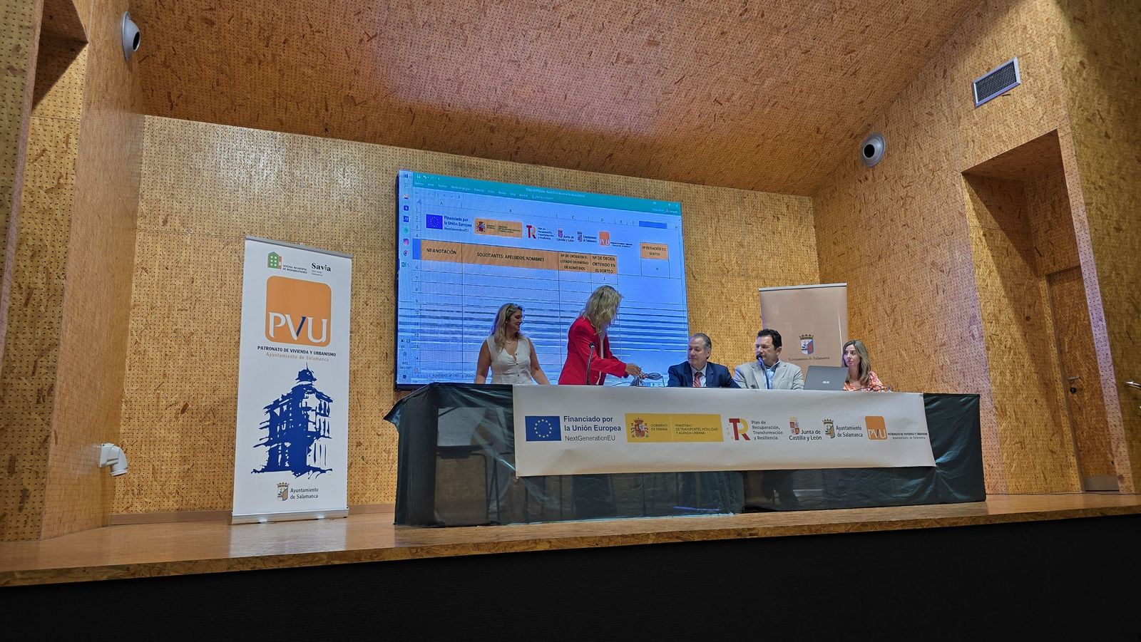 El concejal de Fomento, Fernando Carabias, preside el sorteo de la nueva promoción de vivienda pública de alquiler en el barrio de Capuchinos