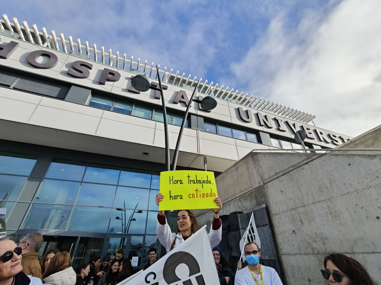 Los médicos se concentran en Salamanca a las puertas del CAUSA por la huelga de facultativos