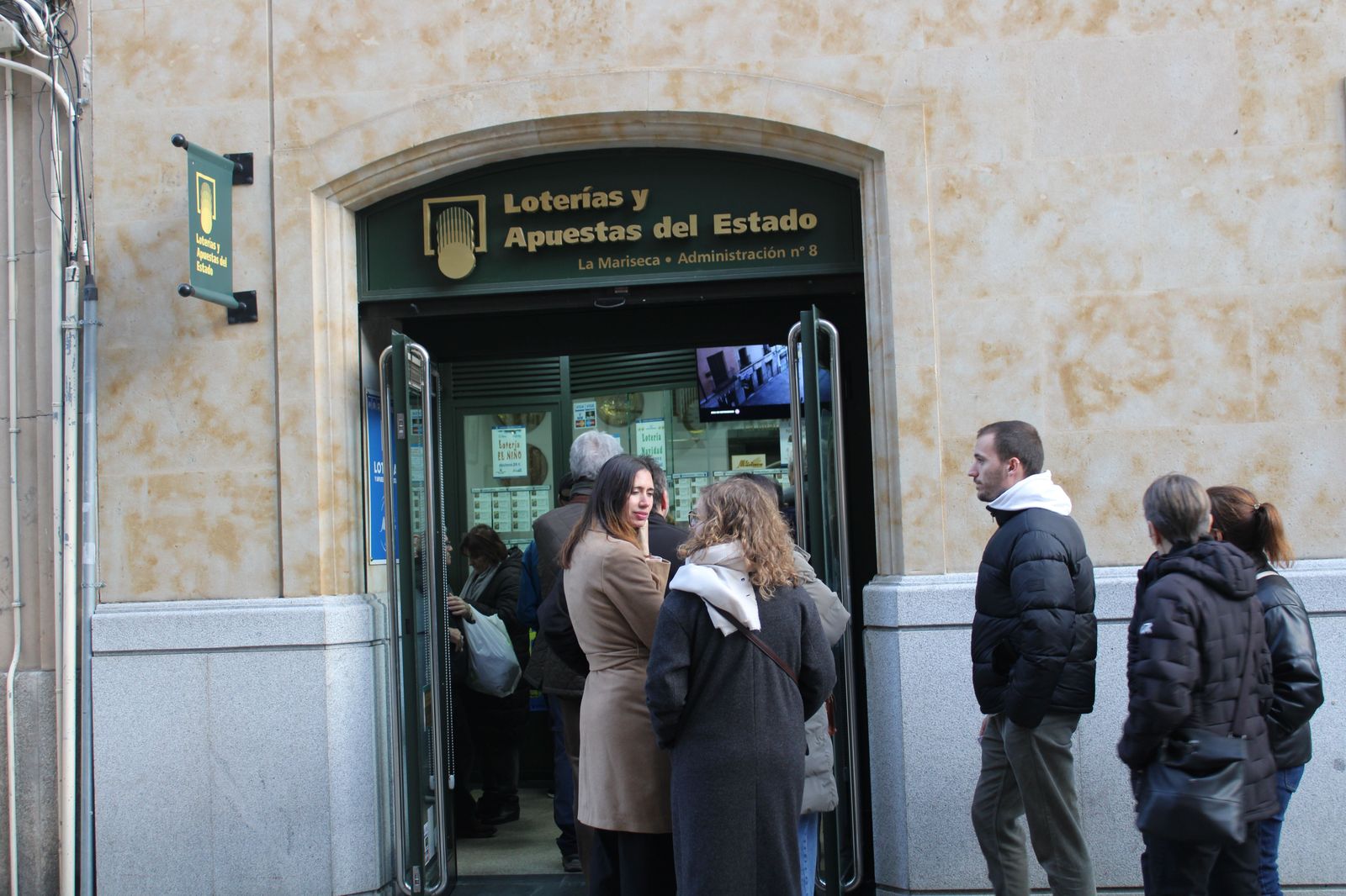 colas-en-la-plaza-del-liceo-para-comprar-la-loteria-12