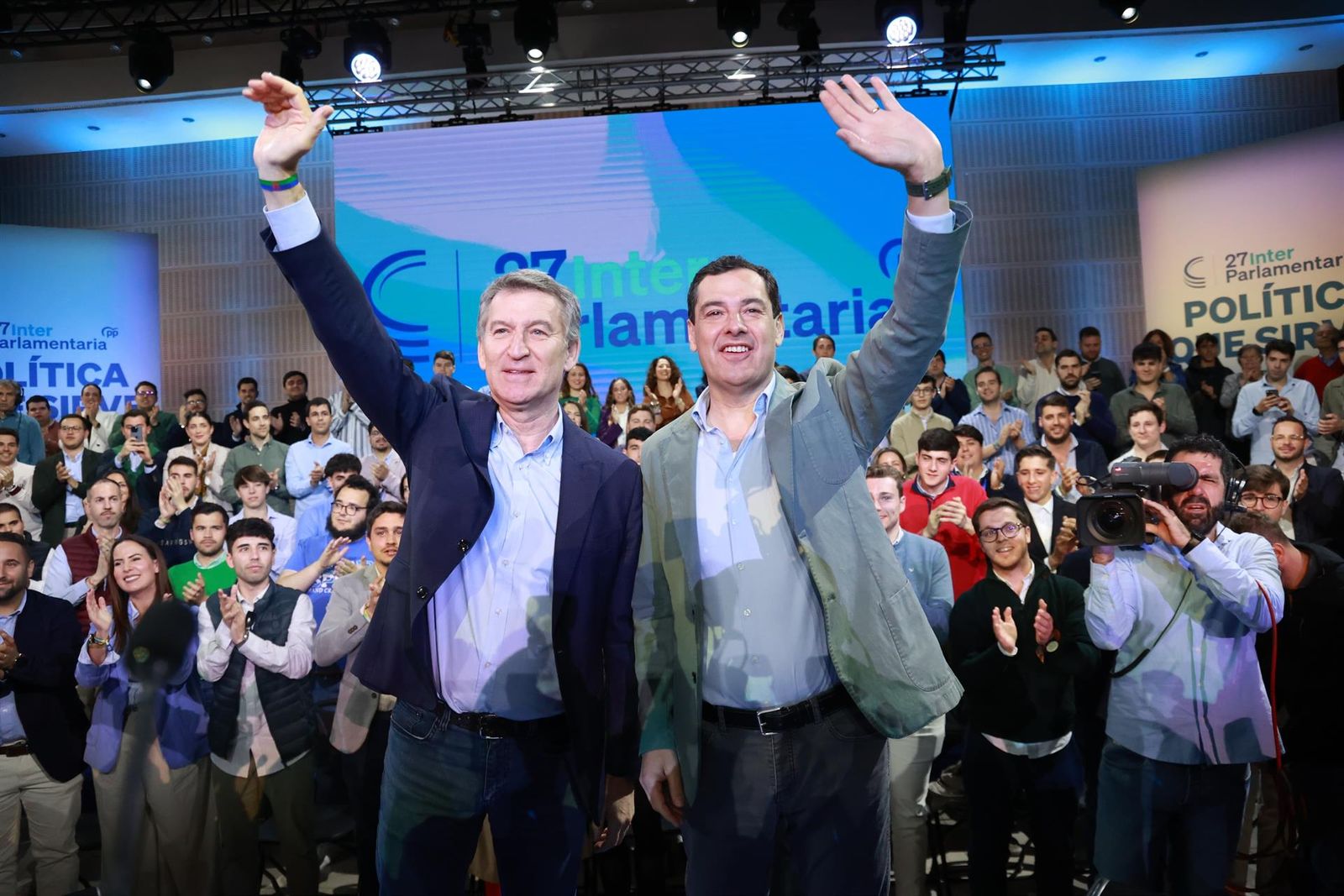 Alberto Núñez Feijóo y Juanma Moreno, este domingo en Sevilla, en la clausura de la Interparlamentaria del PP - ROCÍO RUZ-EUROPA PRESS