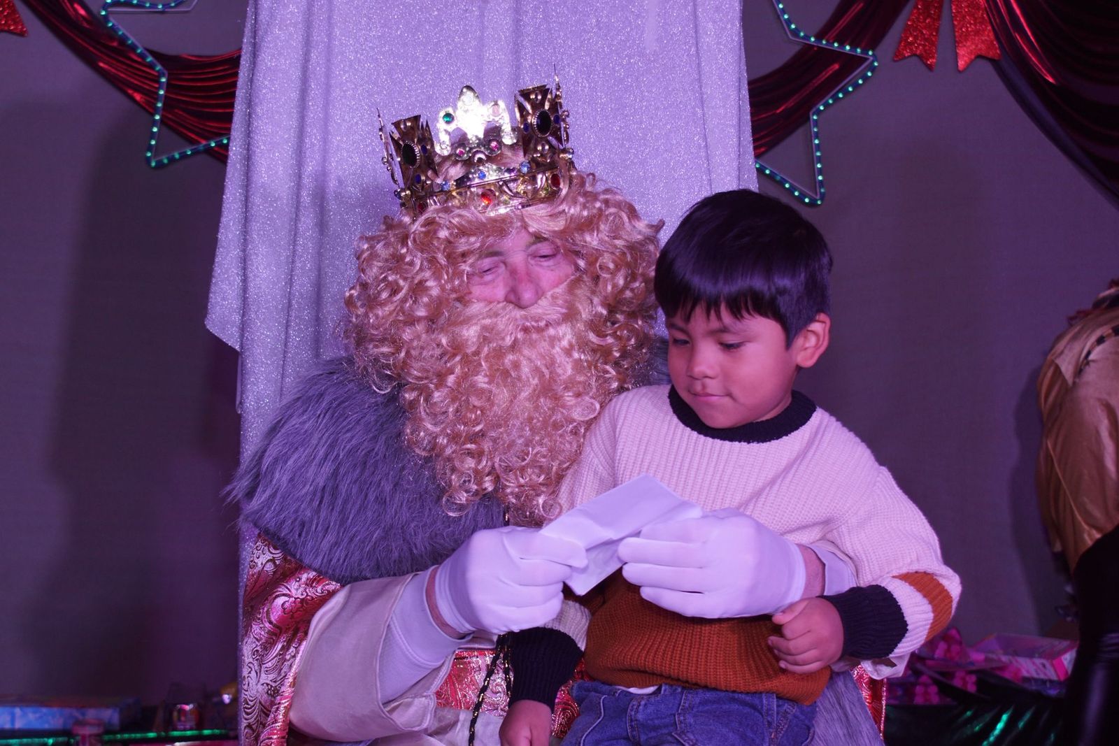 Los Reyes Magos reciben las cartas de los niños de El Encinar