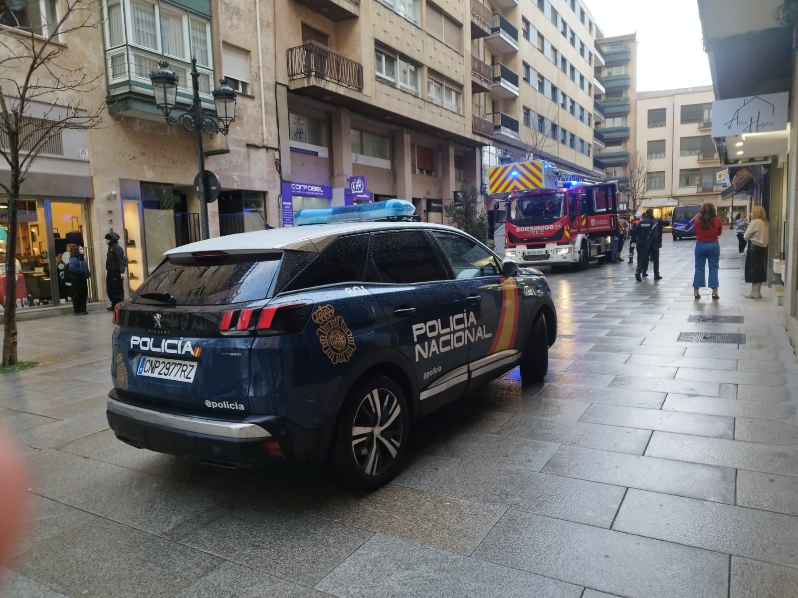 Bomberos en las calle del Arco