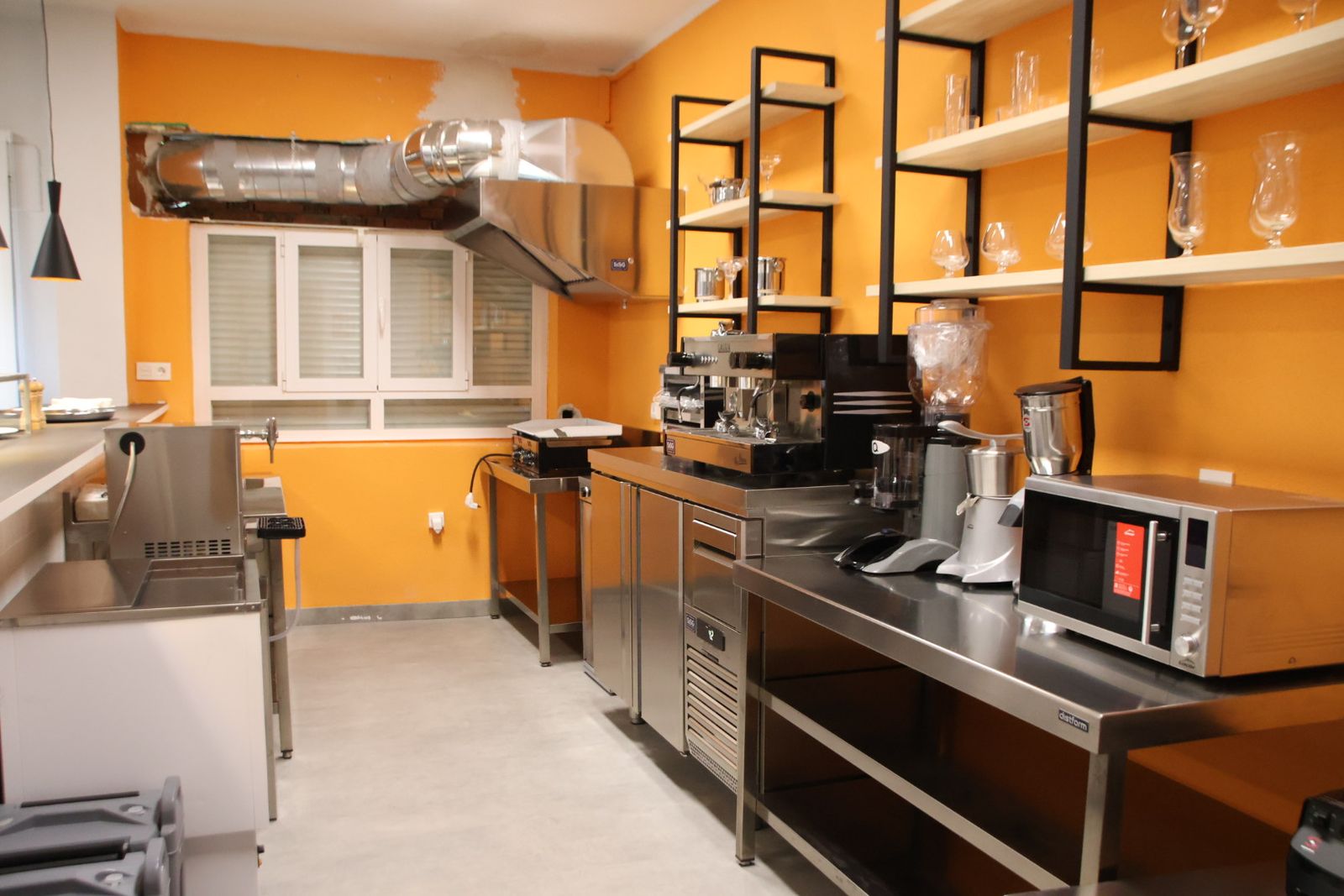 El alcalde de Salamanca, Carlos García Carbayo, visita la nueva acción formativa en hostelería del proyecto Laboris Helmántica