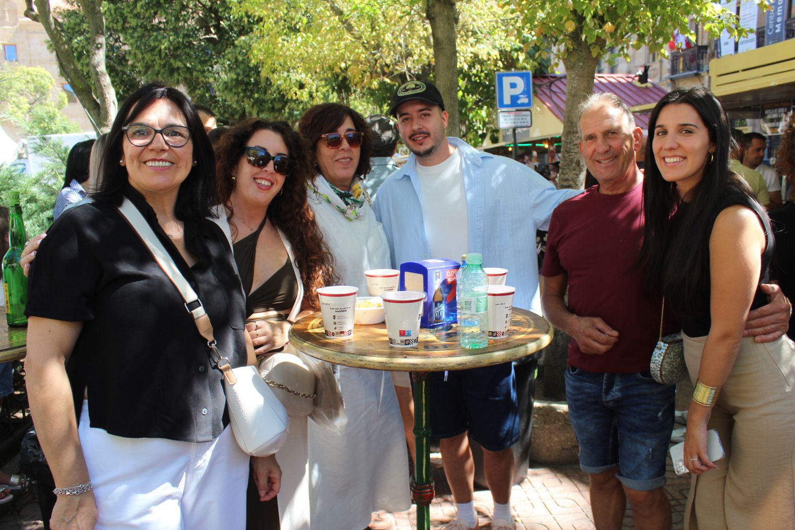 Ambiente en la Feria de Día en el mediodía de este domingo