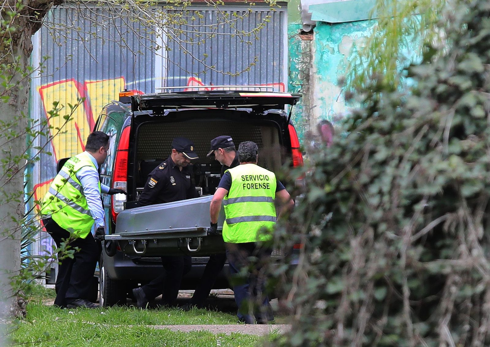 Brágimo  ICAL . Levantamiento del cadáver del joven de 16 años que se ahogó este jueves mientras nadaba en el río Carrión, en Palencia