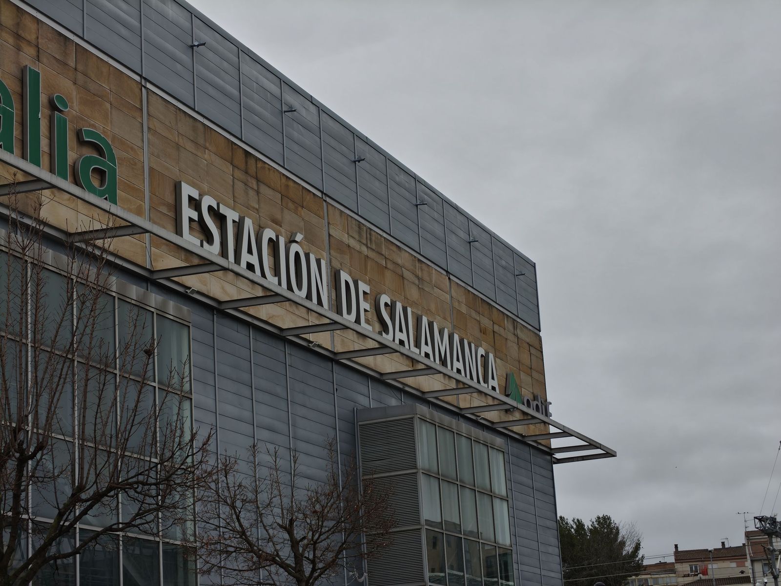 Estación de tren de Salamanca. RENFE. ADIF. Vialia. Trenes en Salamanca. Foto de archivo. S24H