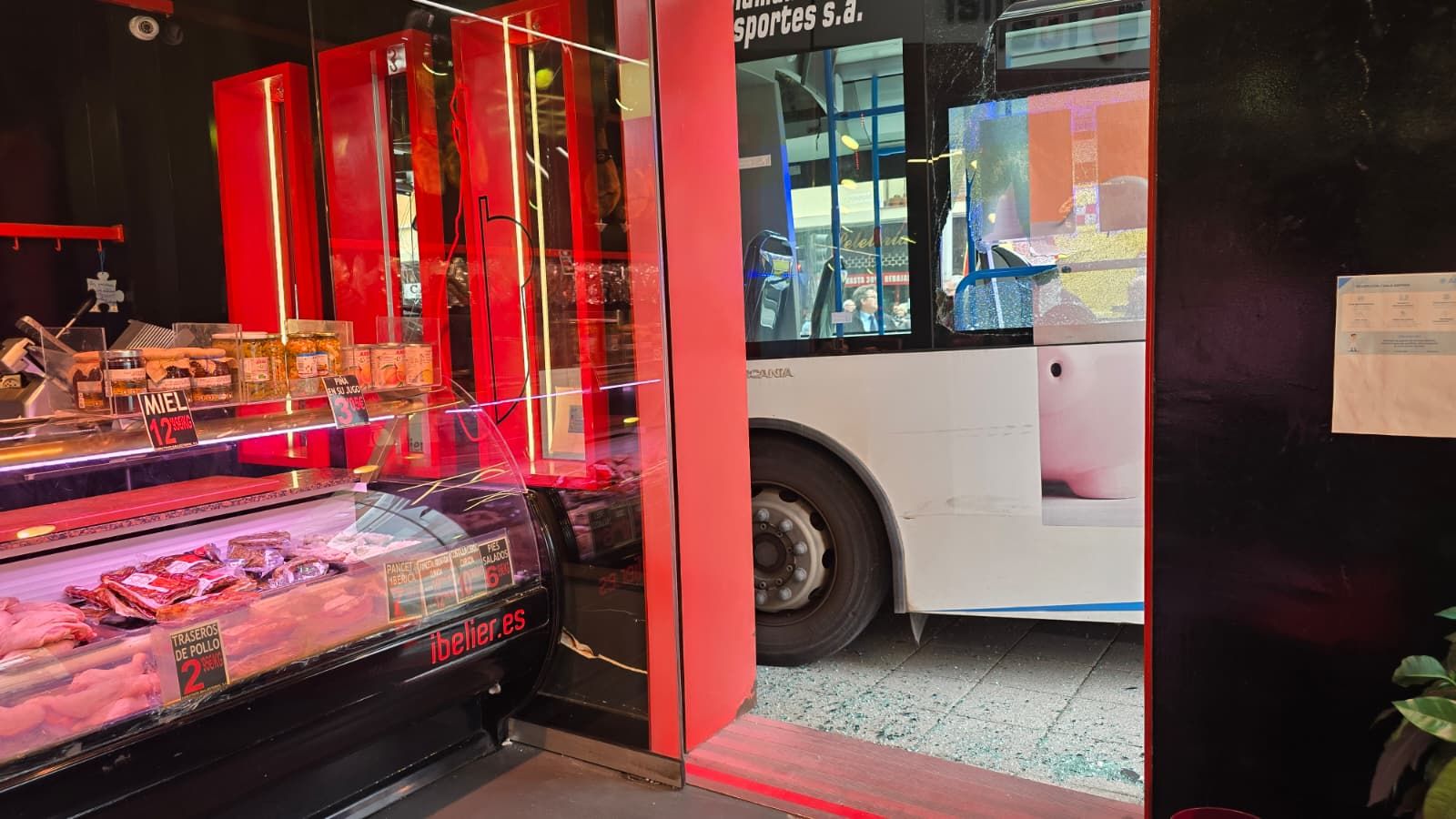 El choque de un autobús contra un edificio de la avenida Portugal deja al menos cuatro heridos