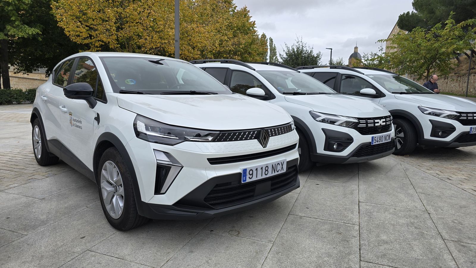 El concejal de Fomento, Fernando Carabias, presenta la nueva maquinaria para el mantenimiento de viales de la ciudad