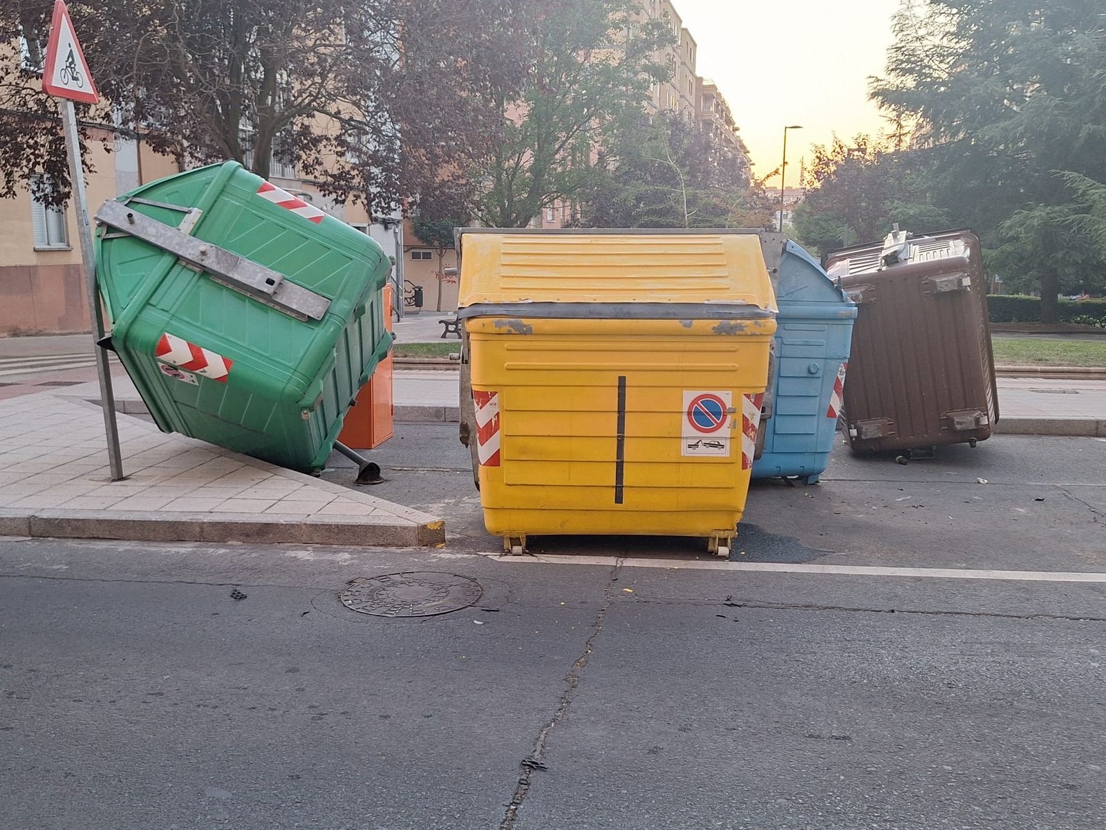 Un conductor impacta contra unos contenedores y un vehículo y se da a la fuga