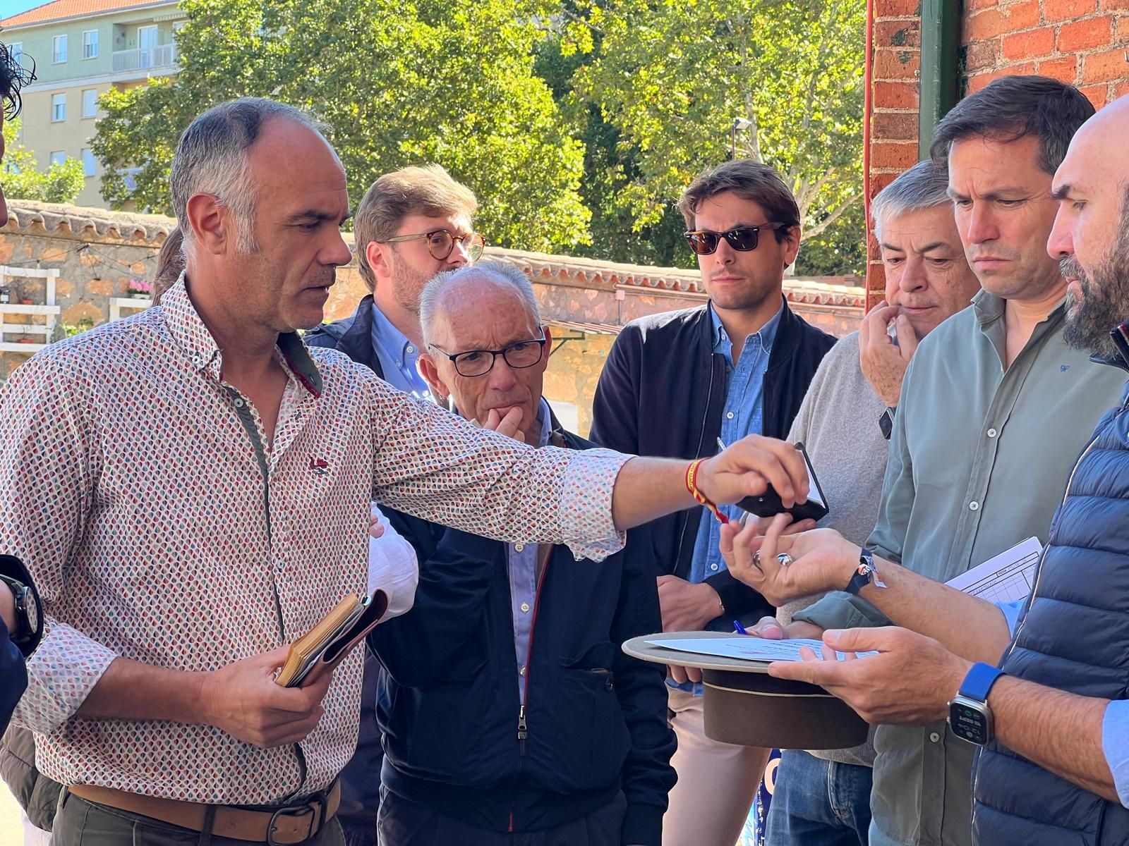 ambiente-durante-el-sorteo-de-los-toros-del-vellosino-en-la-glorieta-domingo-15-de-septiembre-de-2024-fotos-s24h-35