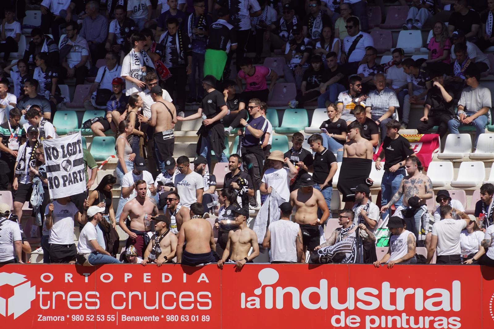 Gran ambiente en la grada para ver el partido entre Zamora - Unionistas en el Estadio Ruta de la Plata