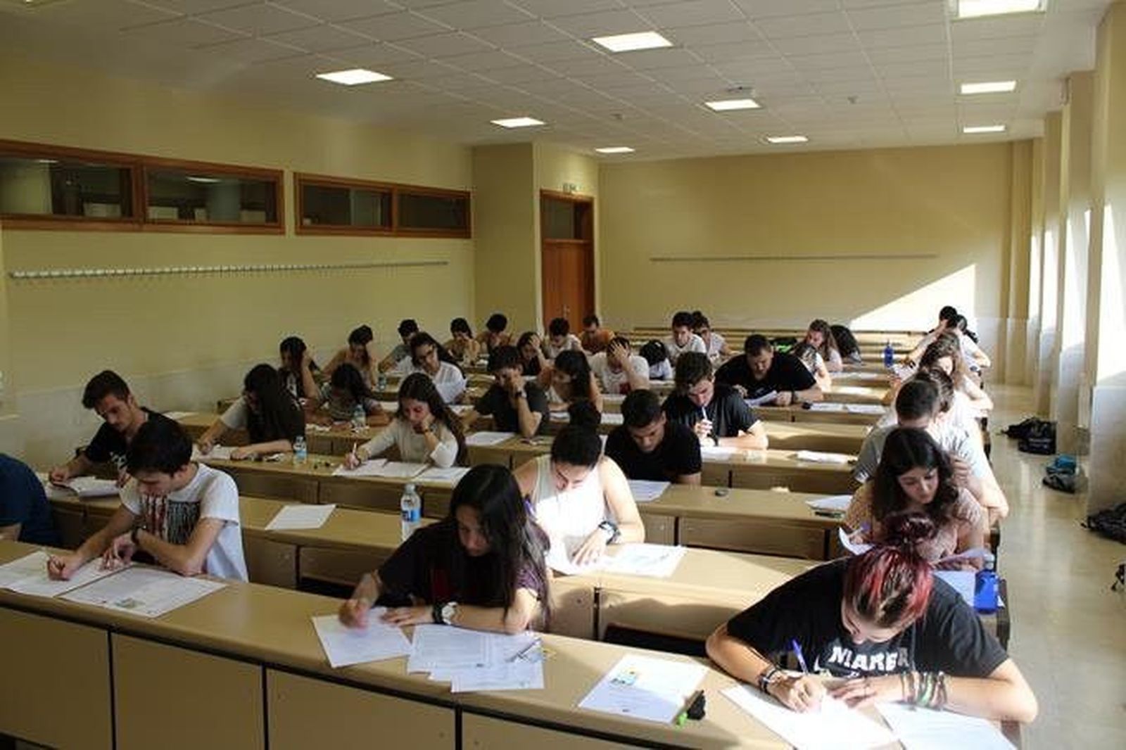 Los alumnos de bachillerato haciendo un examen de selectividad. Archivo.