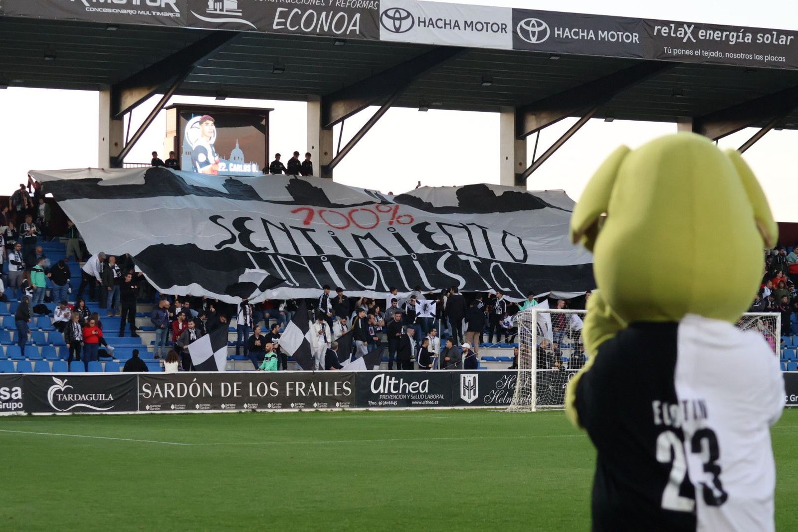 La afición de Unionistas alienta antes de iniciarse el choque ante la Ponferradina | FOTO ANDREA MATEOS