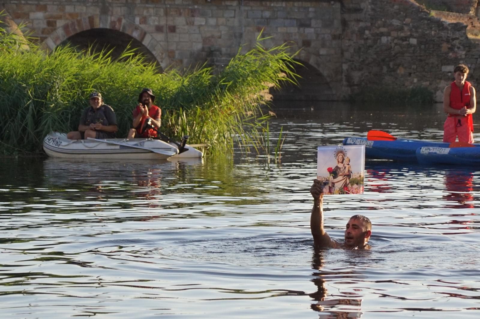 Procesión con la Virgen del Carmen por el río Tormes en Alba (47).jpeg