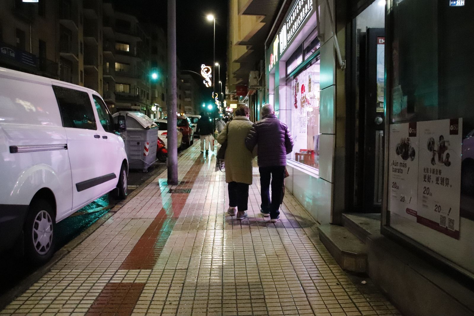 Gente paseando por la calle en invierno. Foto de archivo