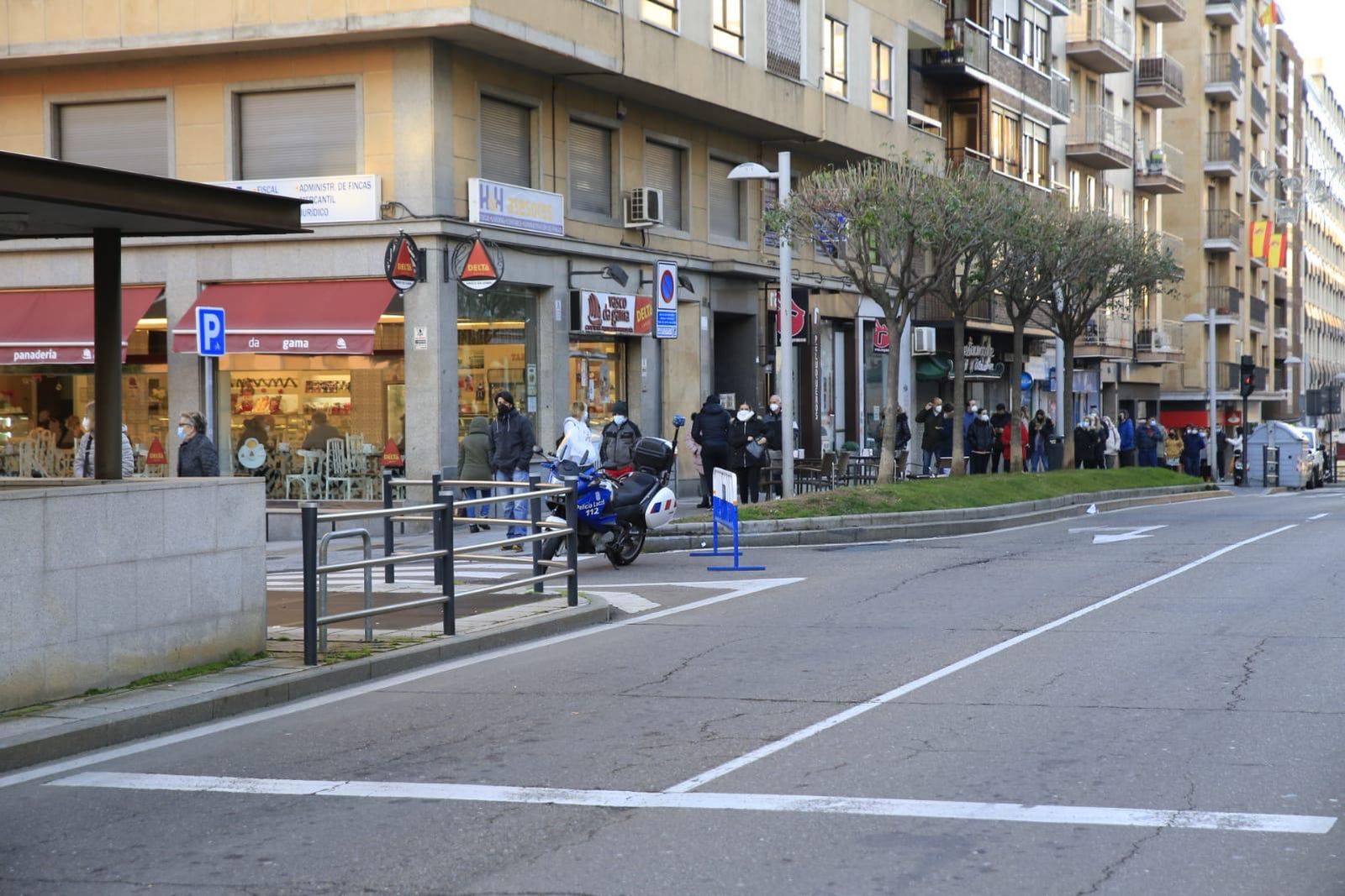 Cola para hacerse un test de antígenos en el cribado masivo del Centro de Salud de San Juan. Foto SALAMANCA24HORAS  (14)