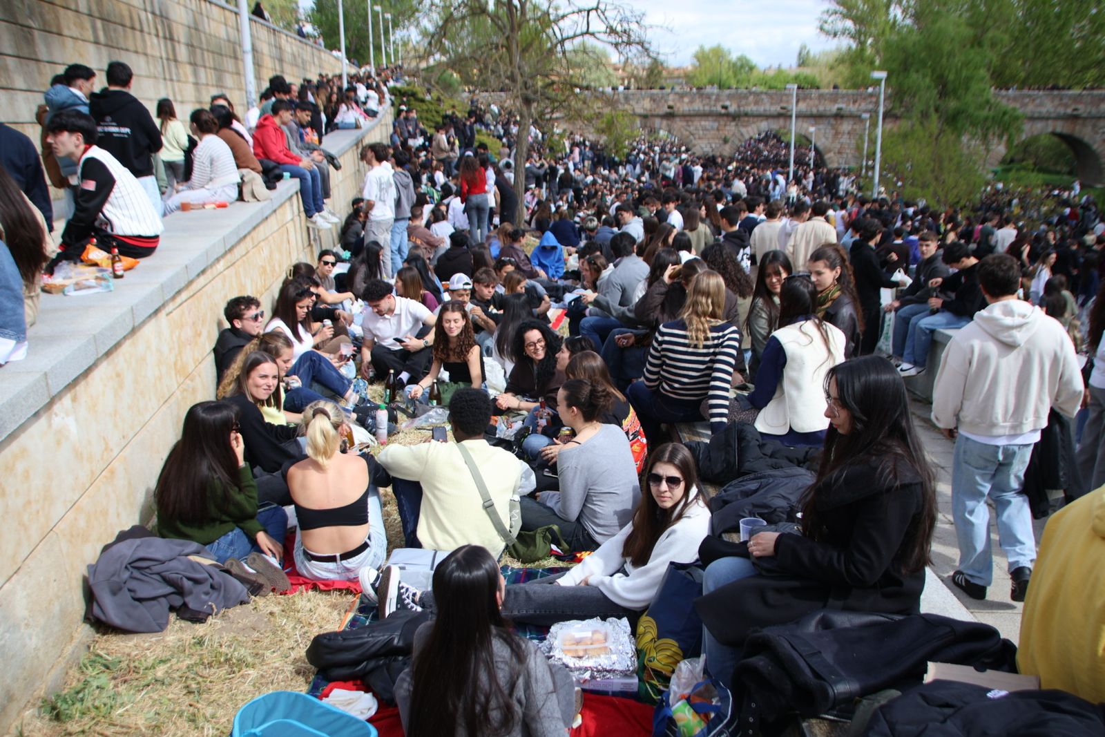 Un multitudinario Lunes de Aguas en Salamanca llena la ribera del Tormes