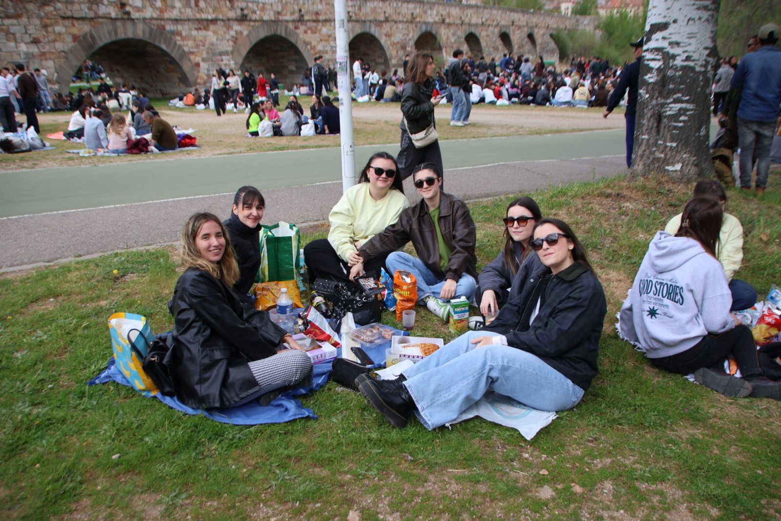 Un multitudinario Lunes de Aguas en Salamanca llena la ribera del Tormes