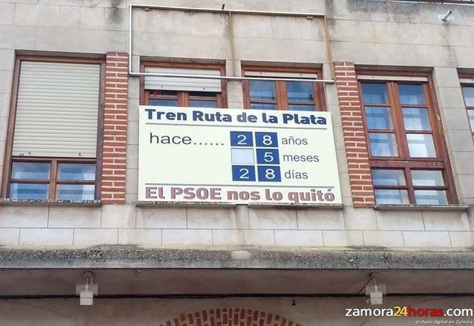 El PSOE de Benavente tilda de “ridículo y esperpéntico” el acto organizado por el PP para descubrir el cartel de su sede El PSOE de Benavente tilda de “ridículo y esperpéntico” el acto organizado por el PP para descubrir el cartel de su sede