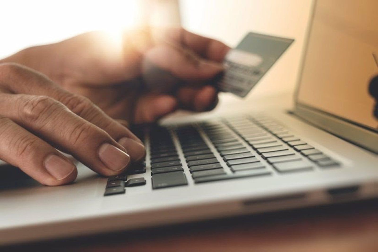 Una persona haciendo compras online. | EP