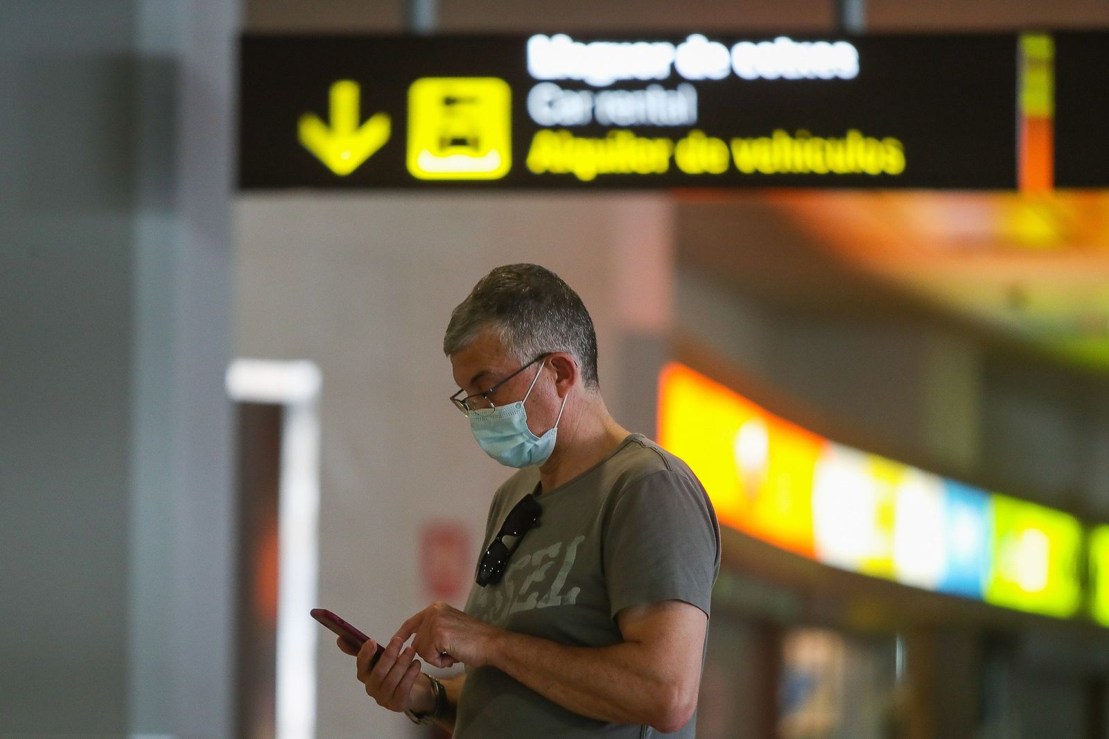 Una persona espera en el interior del aeropuerto de Manises (Valencia) la llegada del primer vuelo internacional desde que se decretó el confinamiento por la crisis sanitaria, donde la aeronave ha at
