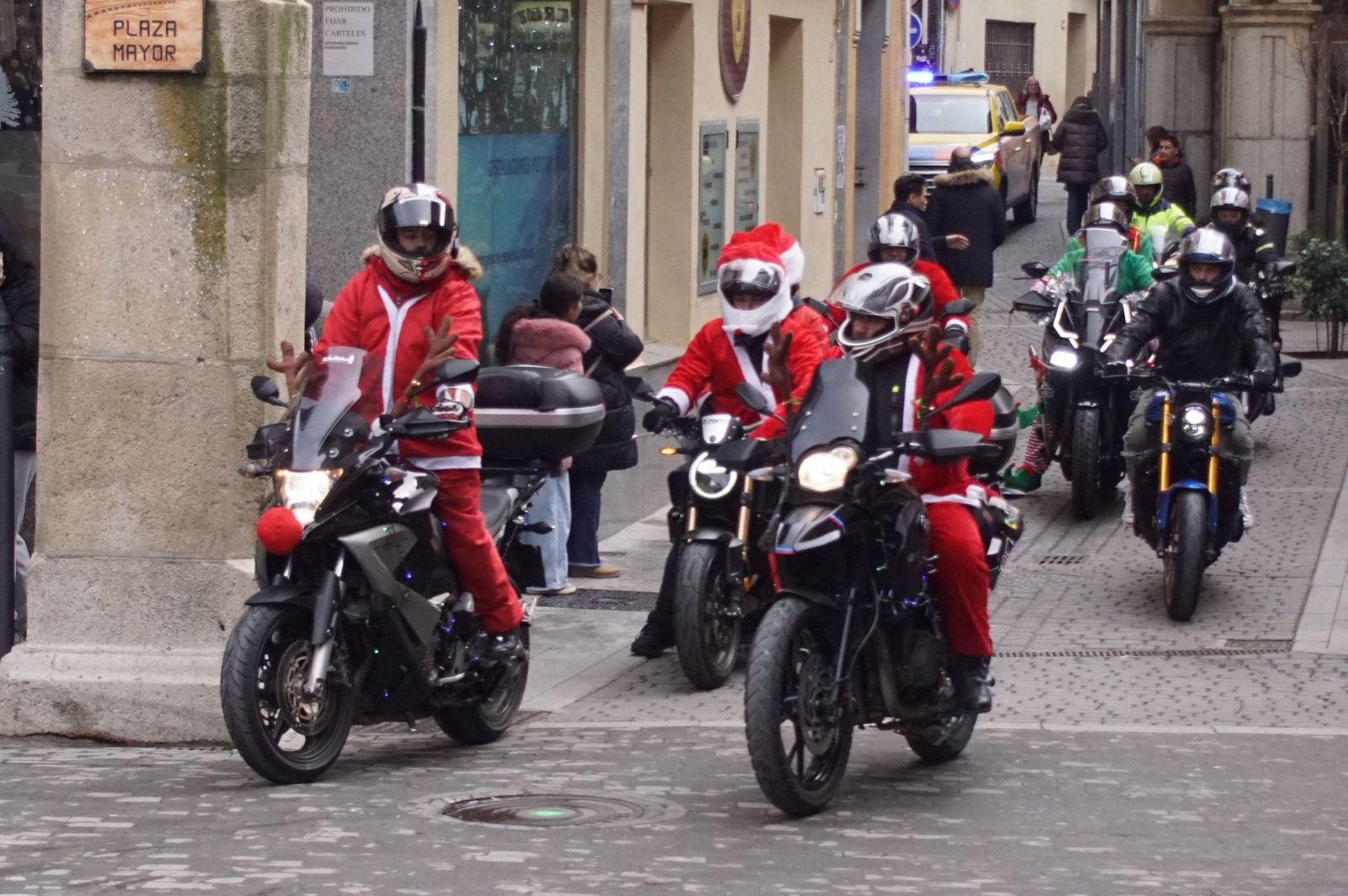 Alba de Tormes se despierta con el ruido de la 'Papanoelada motera' presidida por Papá Noel