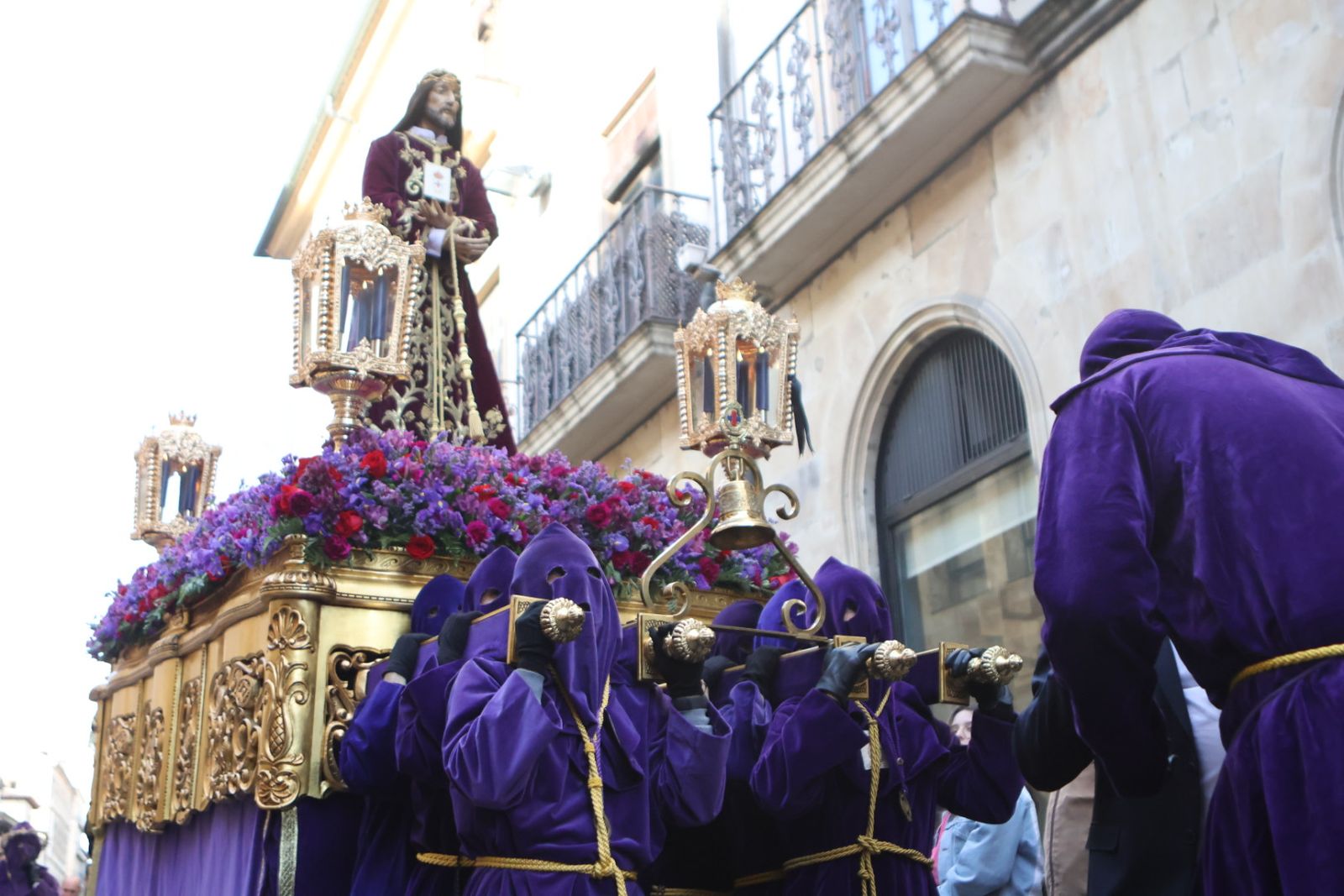 Jesús Rescatado procesiona en Salamanca con su nueva túnica y la atenta mirada de cientos de fieles