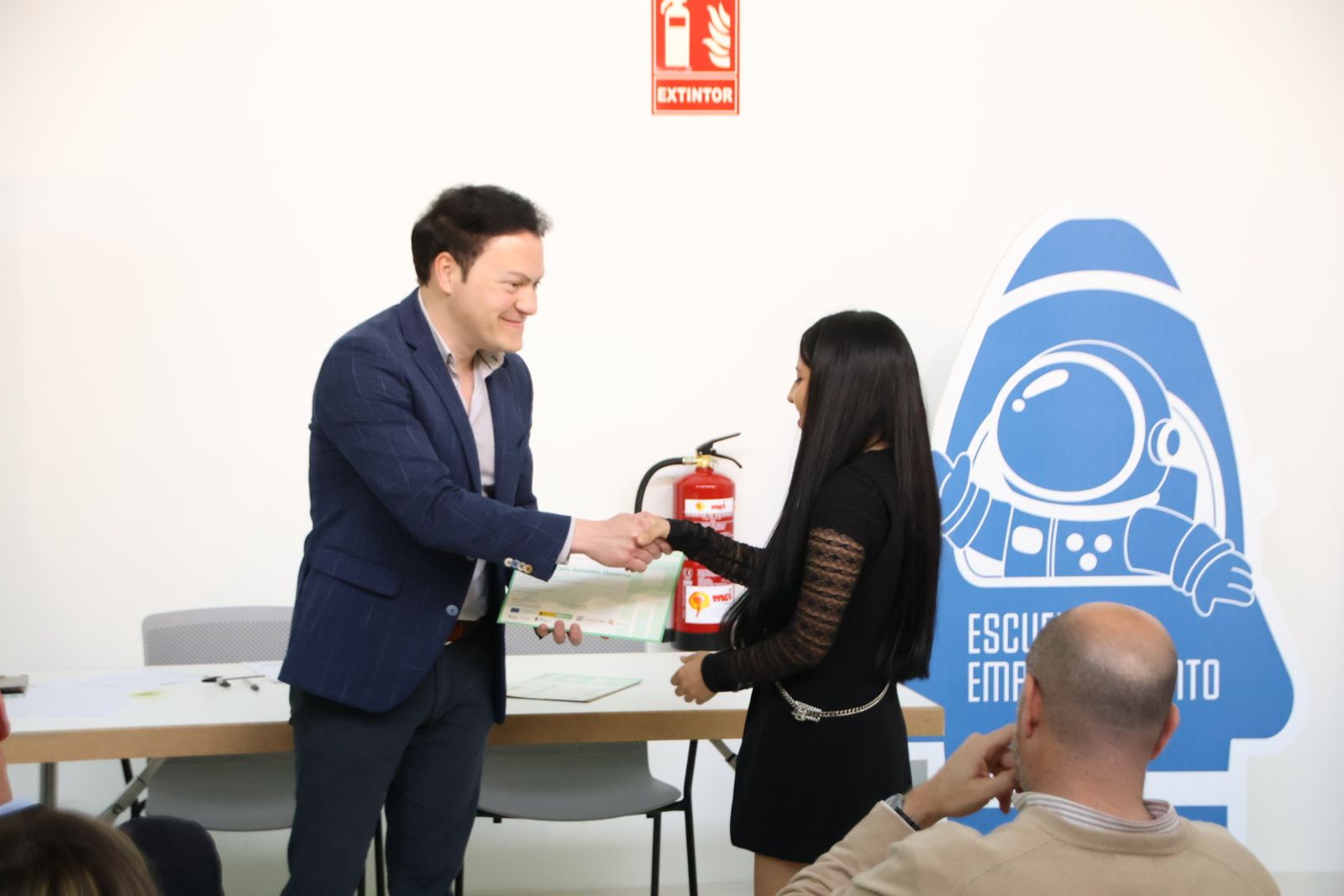 Entrega de diplomas de Centro de Alto Rendimiento Empresarial, Marketing con IA y Data Analytics de Empleo Joven