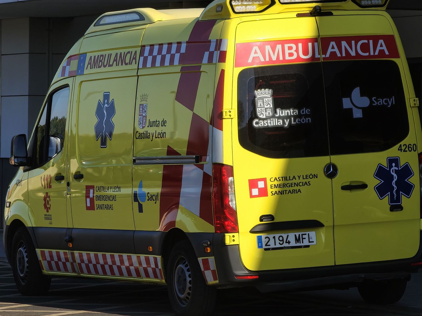 Ambulancia y ambulancias en el hospital de Salamanca. CAUSA. S24H.
