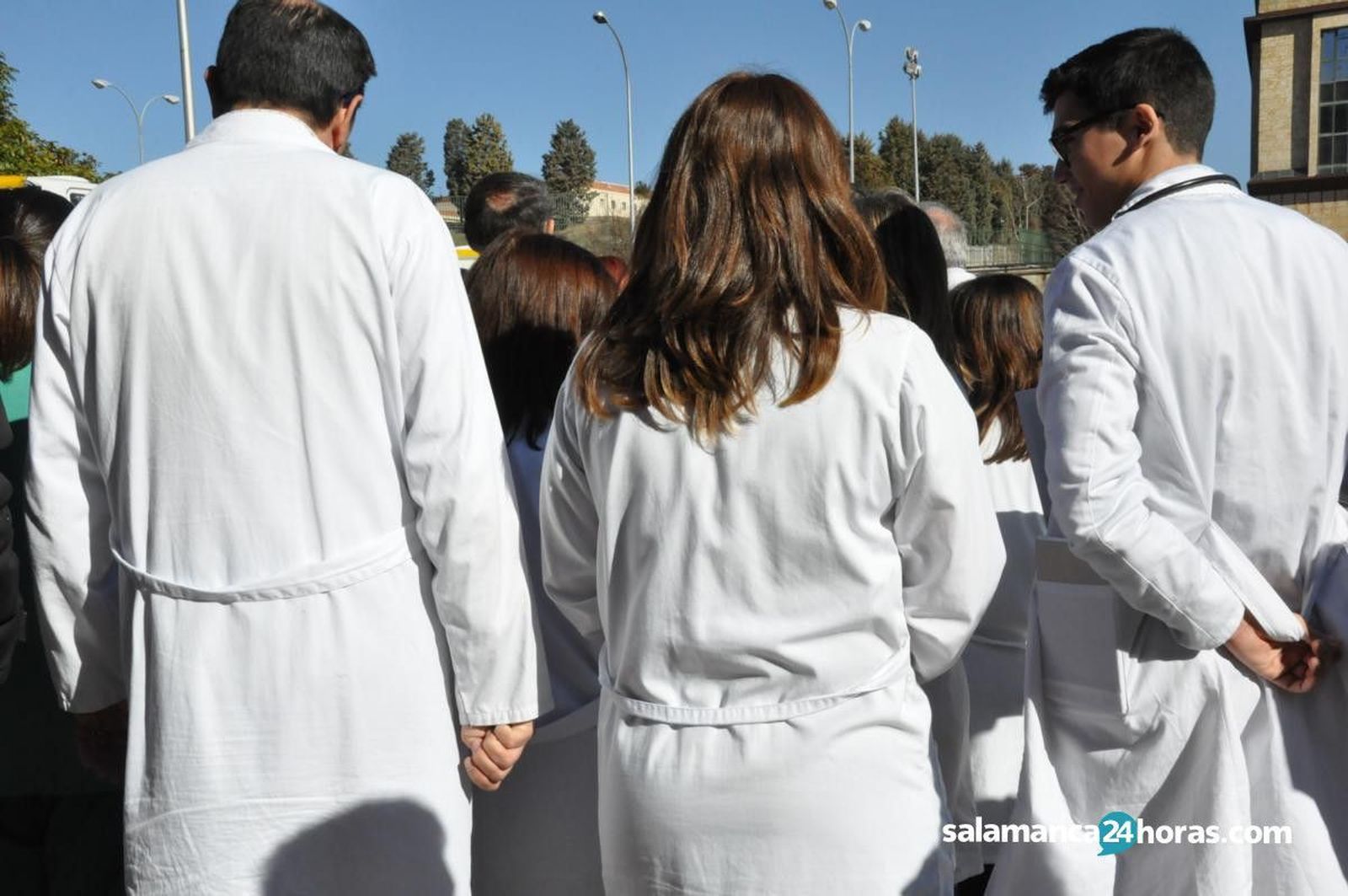 Un grupo de sanitarios en una concentración frente al Hospital Universitario de Salamanca