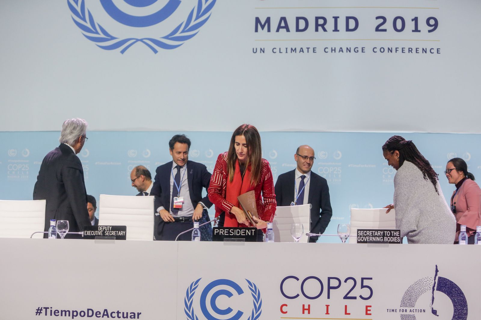 La presidenta de la Cumbre del Clima, la chilena Carolina Schmidt (4d) en la nueva jornada en la Cumbre del Clima, en Madrid a 15 de diciembre de 2019
