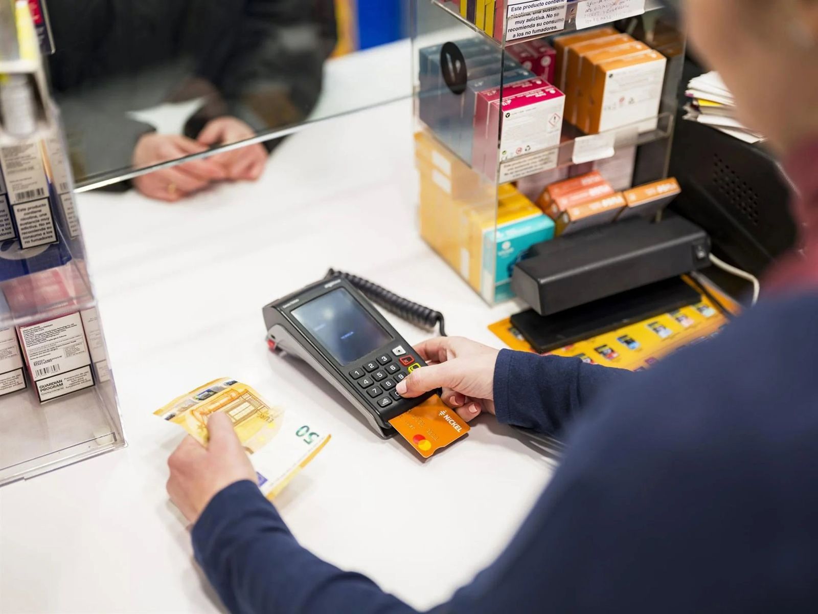 Datáfono. Dinero. Efectivo. Europa Press. Archivo