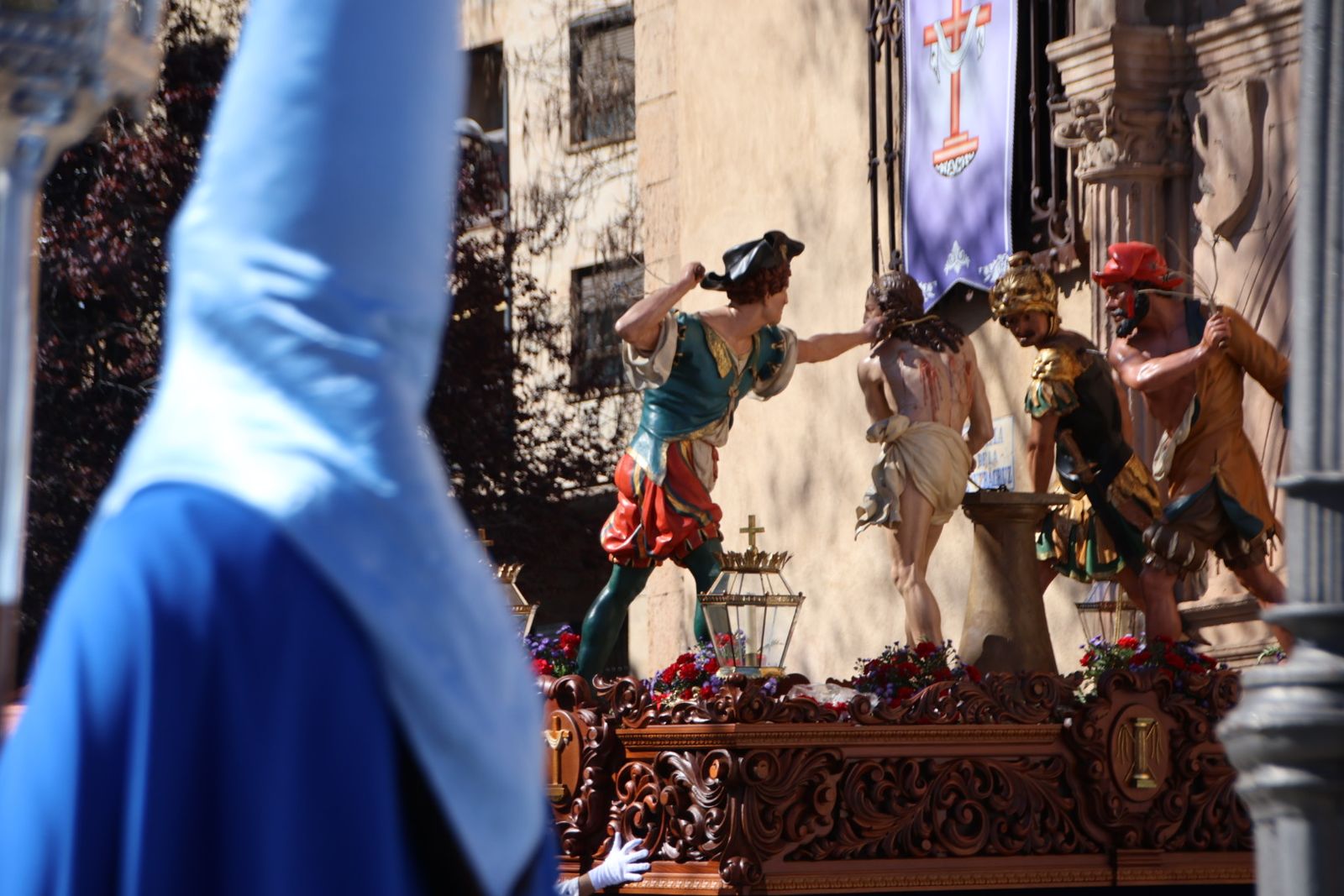 La devoción por el Santo Entierro llena de fe y pasión las calles de Salamanca