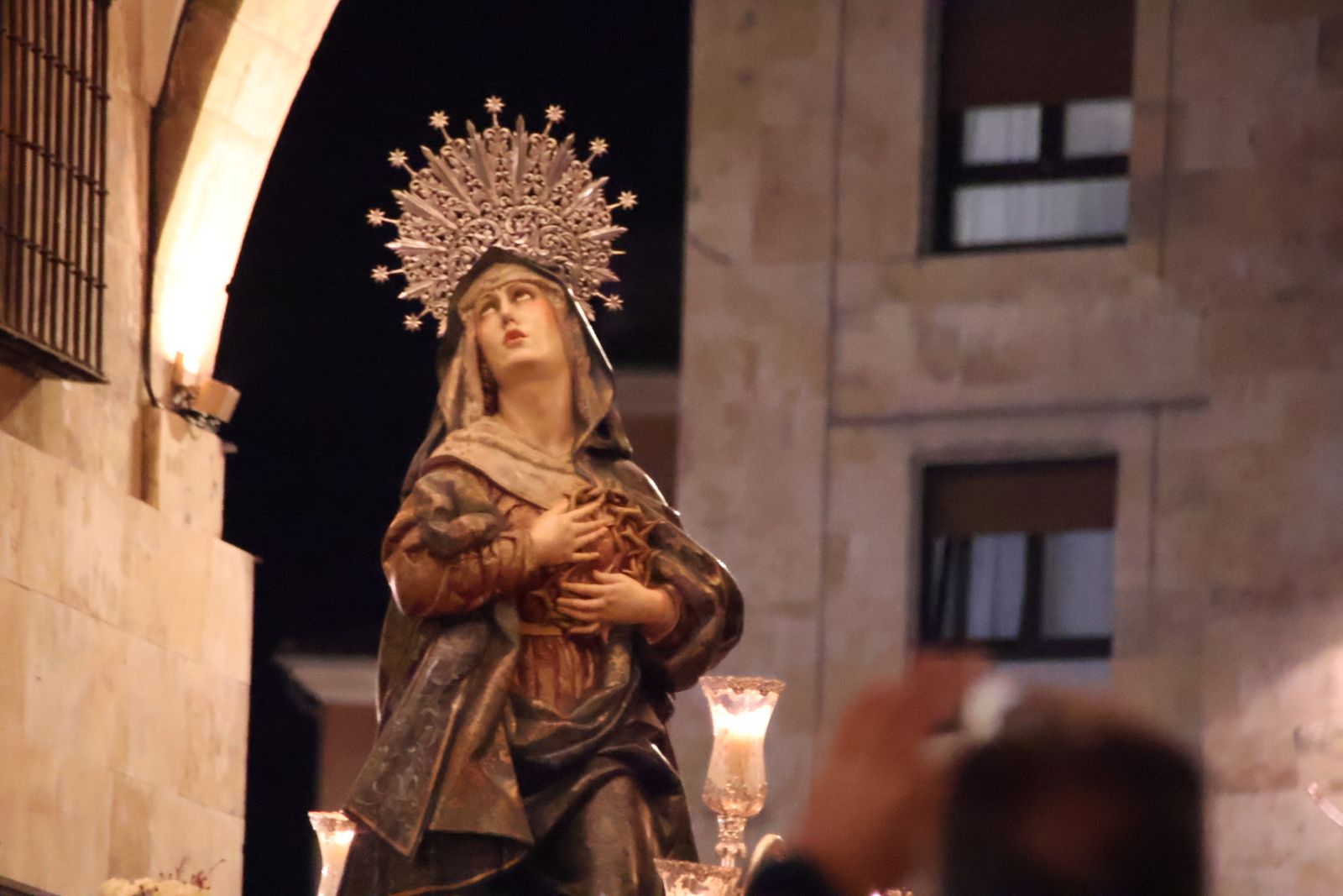 Emotivo desfile por el centenario de Seráfica Hermandad de Nazarenos con gran presencia de niños