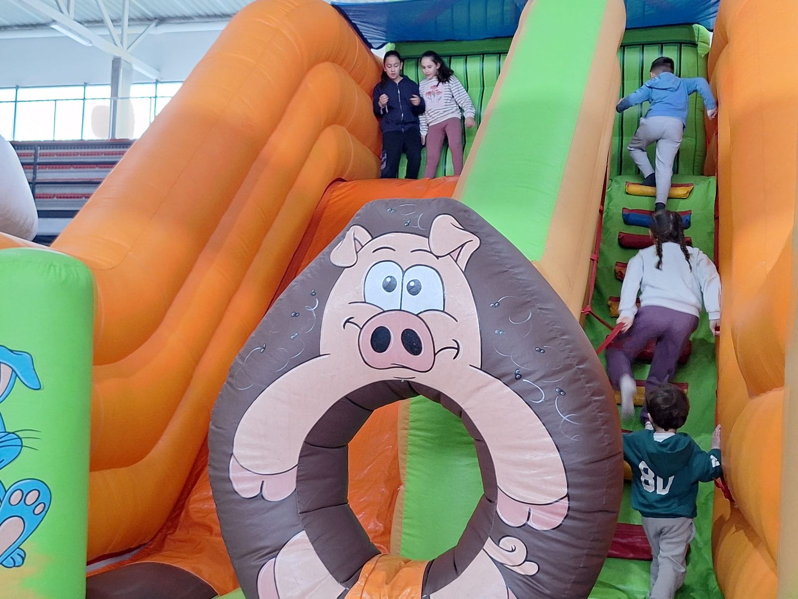 Hinchables, mercadillo y visita de papa Noel en Villamayor (18).jpeg