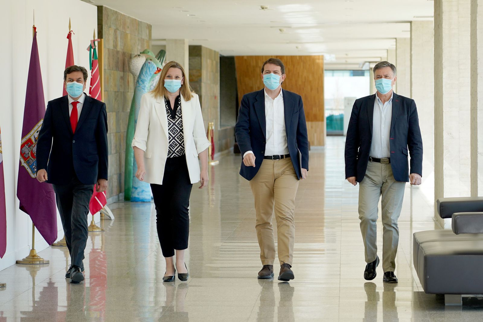 Mañueco, junto a su equipo, en el inicio de la ronda de contactos para conformar gobierno