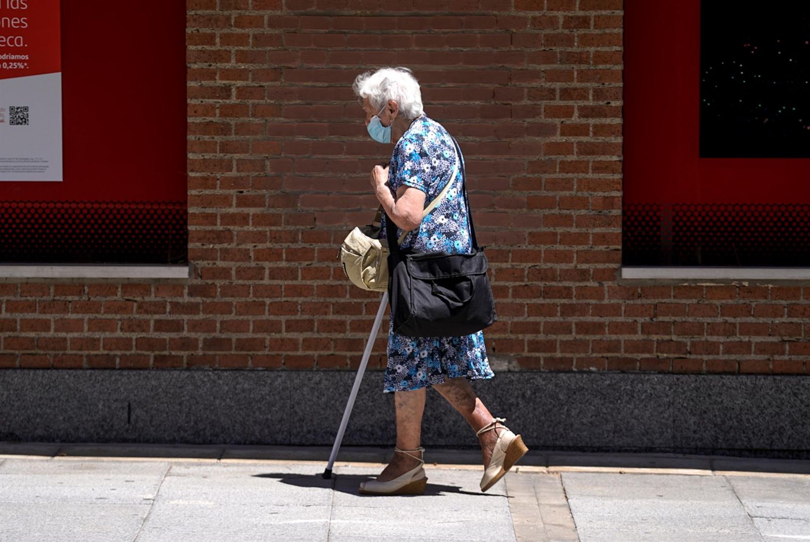 Una anciana con mascarilla camina por la calle   A. Pérez Meca   Europa Press   Archivo