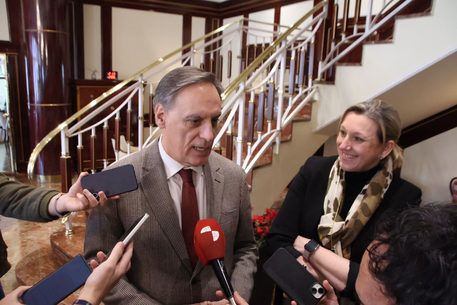 Isabel Blanco y García Carbayo participan en un encuentro con personas mayores de la ciudad