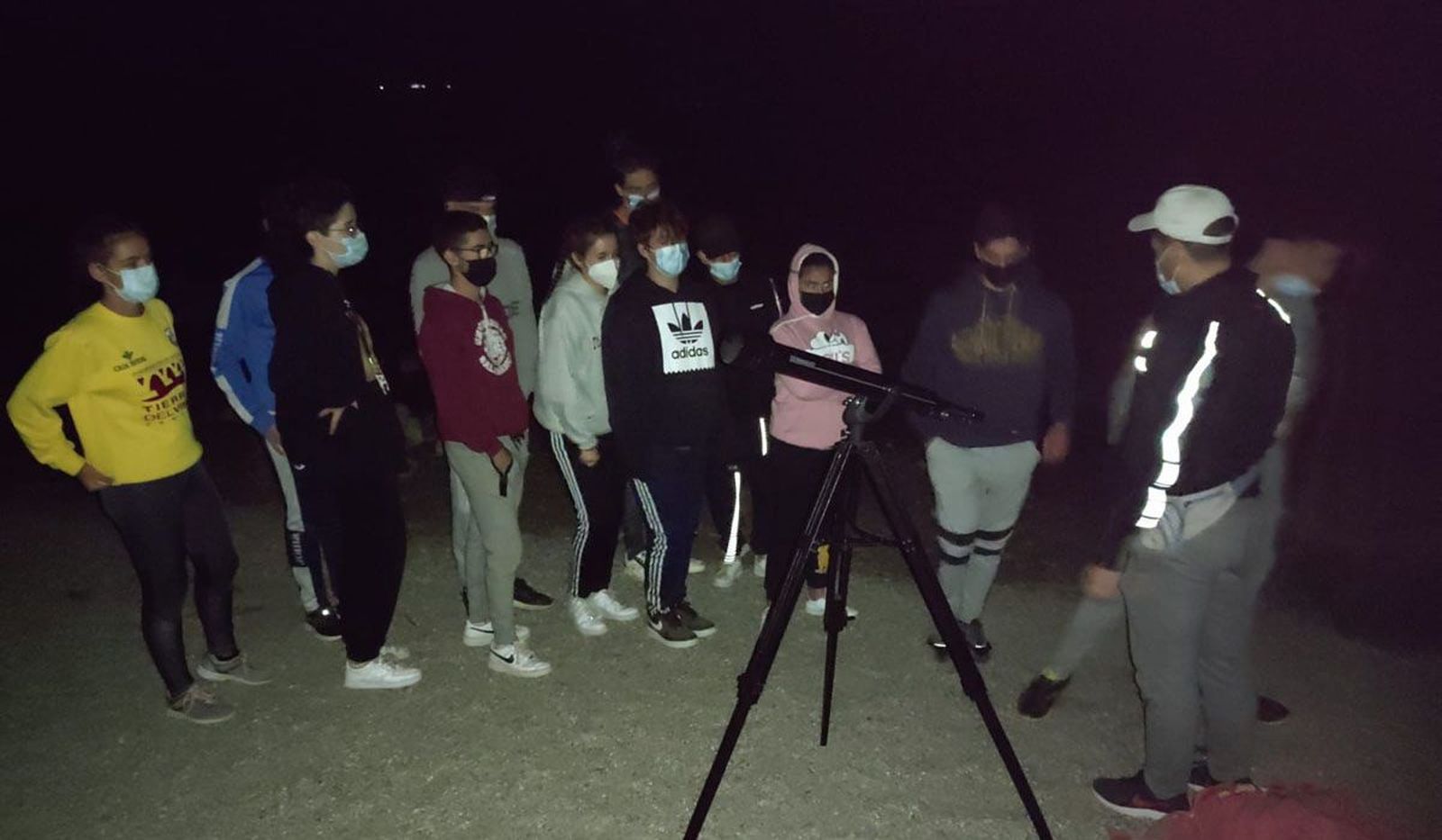 Actividad nocturna en el campamento