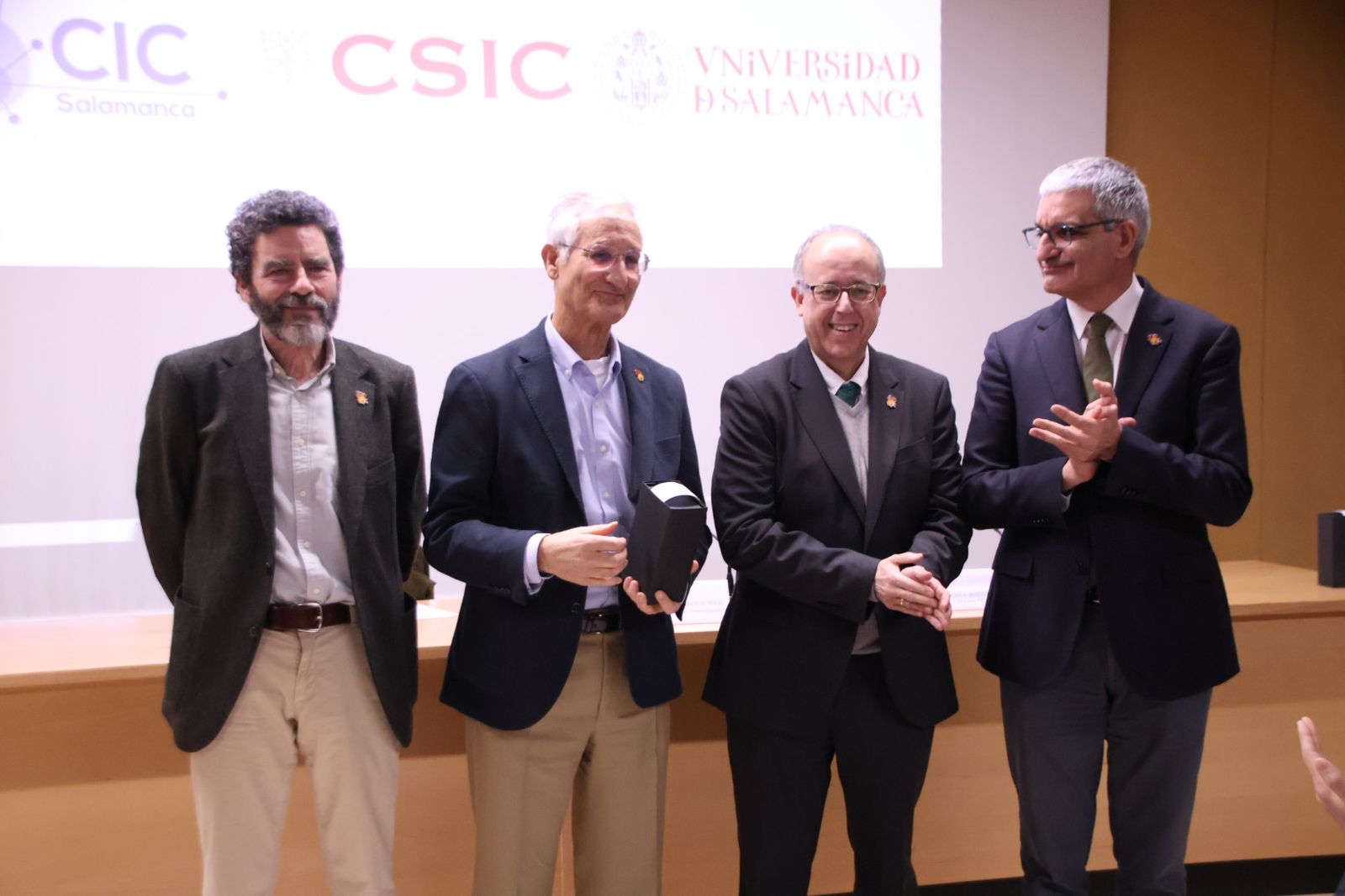 El Centro de Investigación del Cáncer (CIC) organiza un homenaje al personal que cumple 25 años
