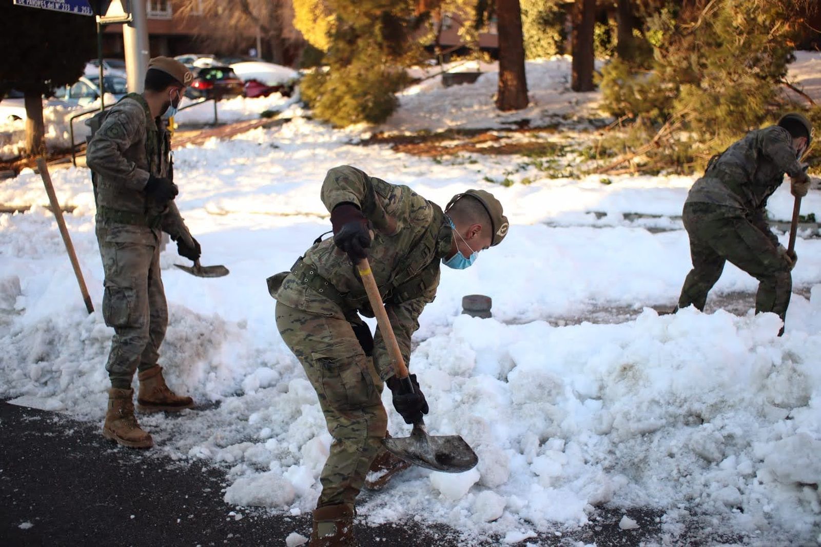 El REI 11 desarrollan labores de limpieza en Madrid durante "Filomena"