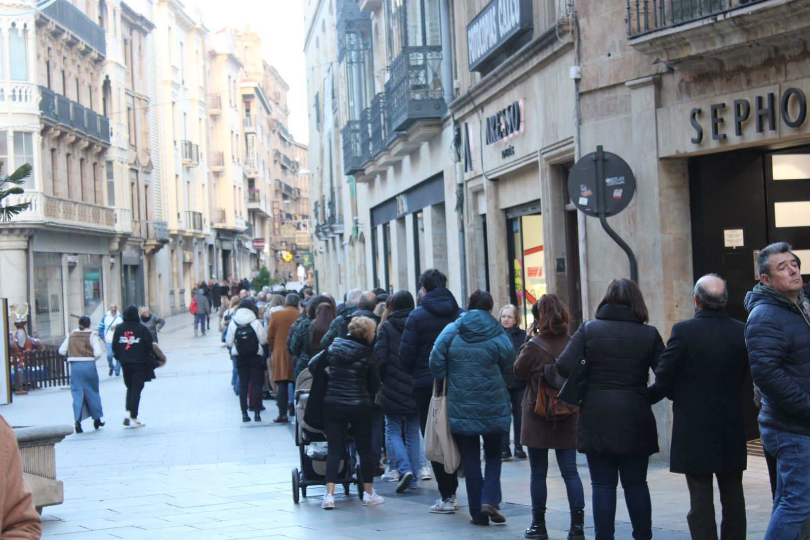 colas-en-la-plaza-del-liceo-para-comprar-la-loteria-7