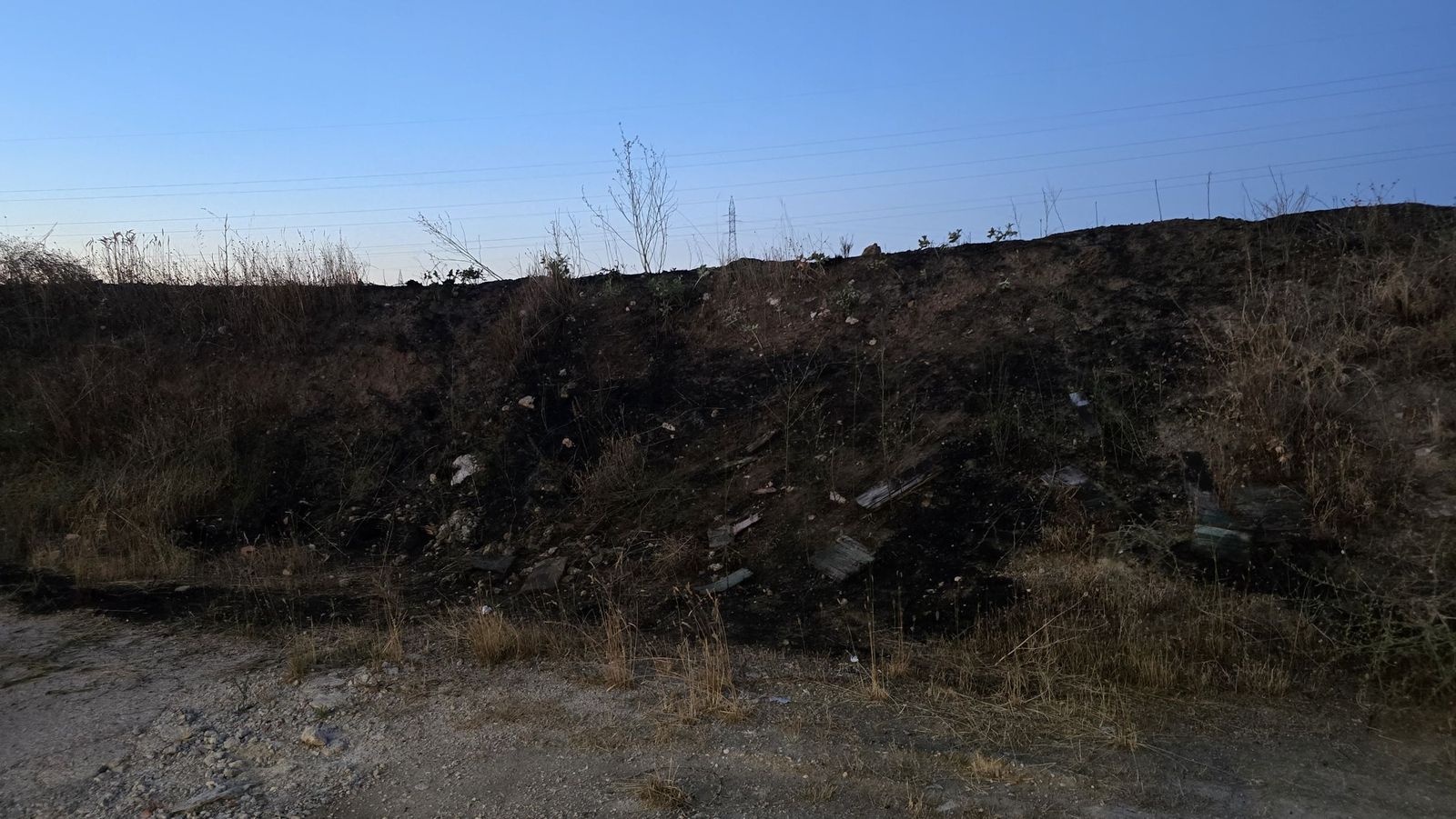 Incendio de pasto en los entornos de una nave con maquinaria en el polígono de Villares de la Reina