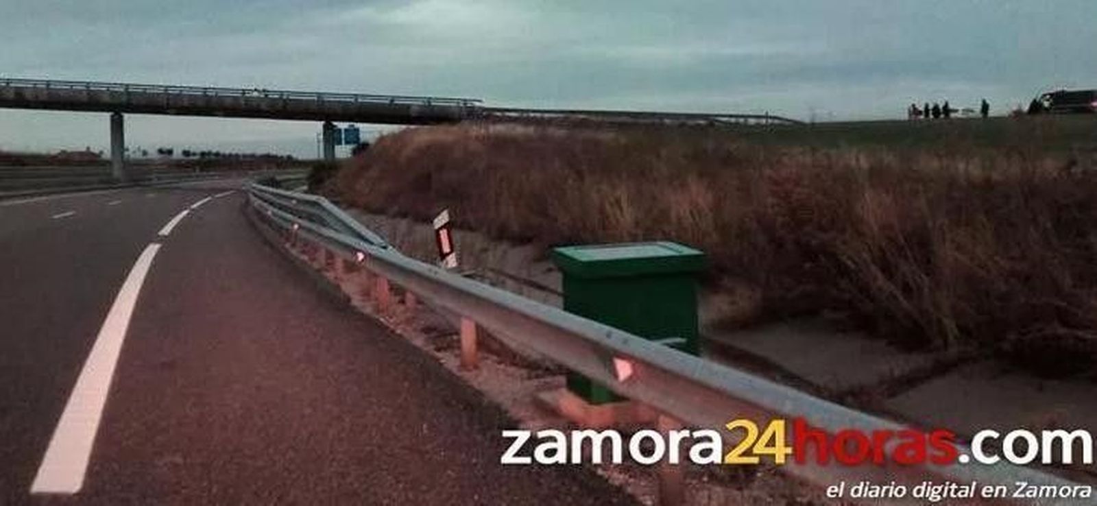 Fallece un motorista en un accidente tras caer desde un paso elevado a la A-11